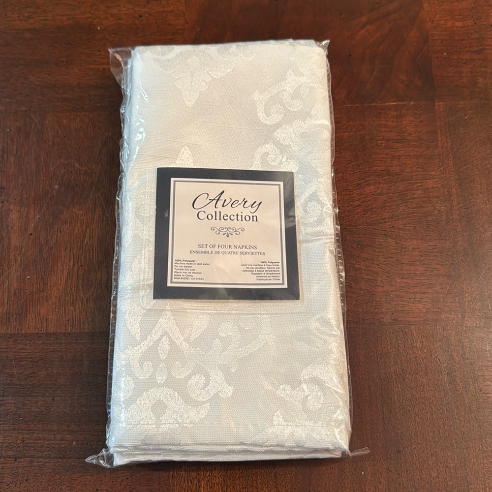 Avery Collection White Set of 4 Fabric Napkins